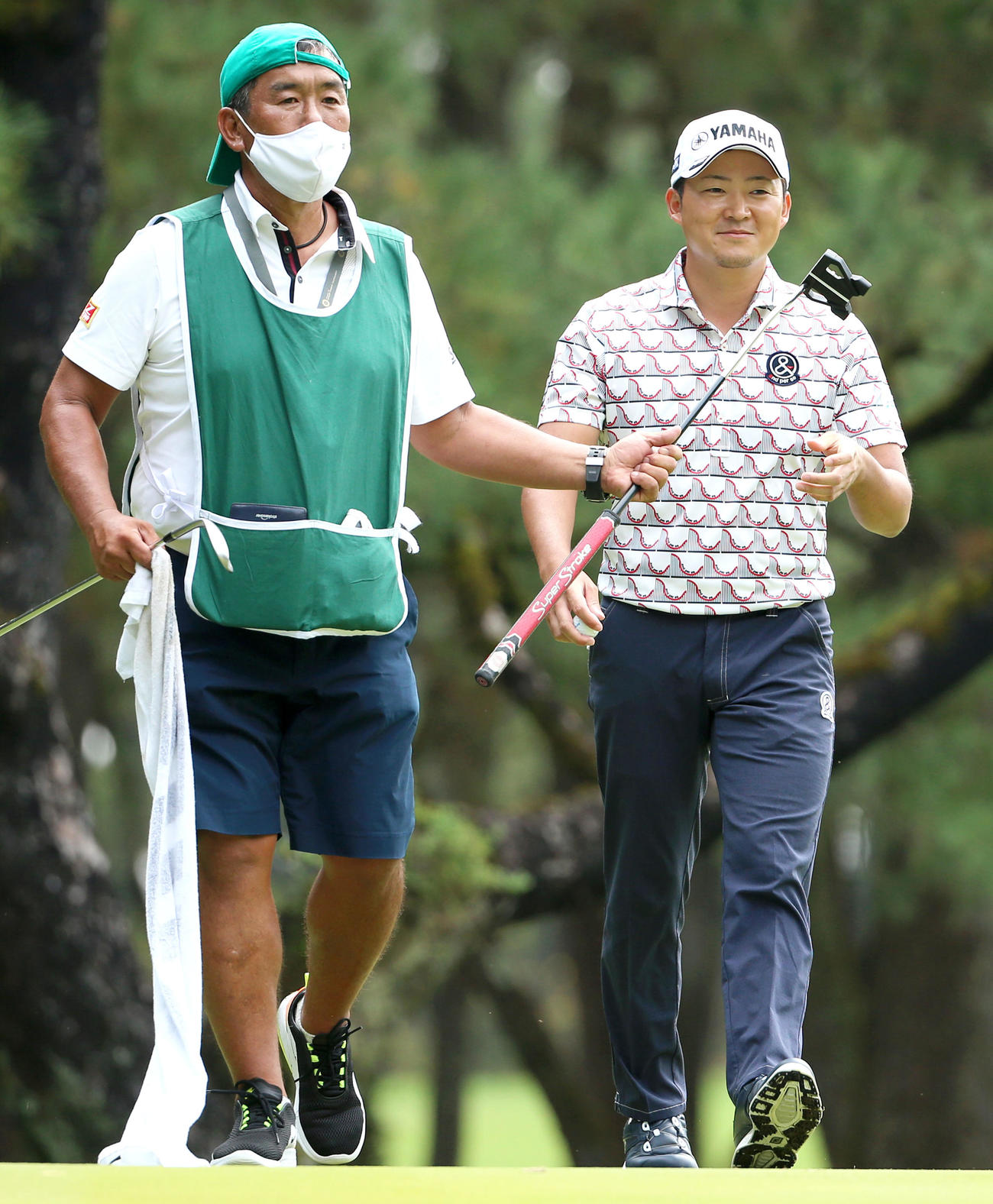 第2日　5番、今平はパーパットを決め笑顔で移動、左は柏木キャディー（撮影・上山淳一）