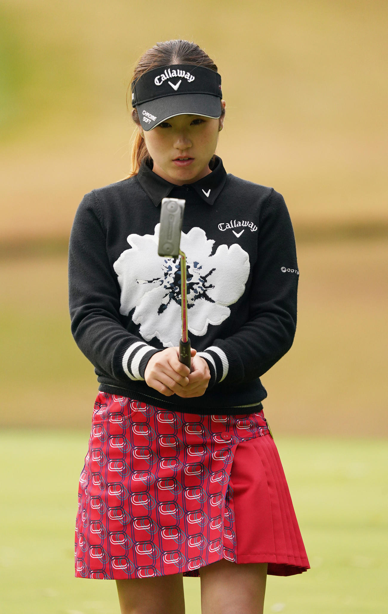 大王製紙エリエールレディース2日目　17番、ラインを読む西村優菜（撮影・清水貴仁）