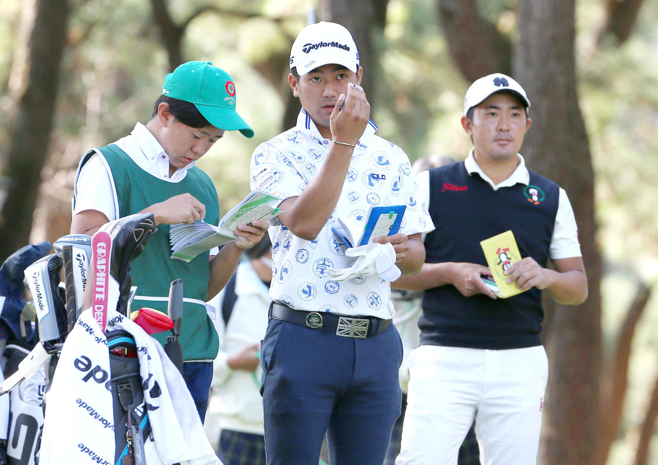 第47回ダンロップ・フェニックス最終日　3番、石坂友宏（中央）はコースを確かめる、右は金谷拓実（撮影・上山淳一）