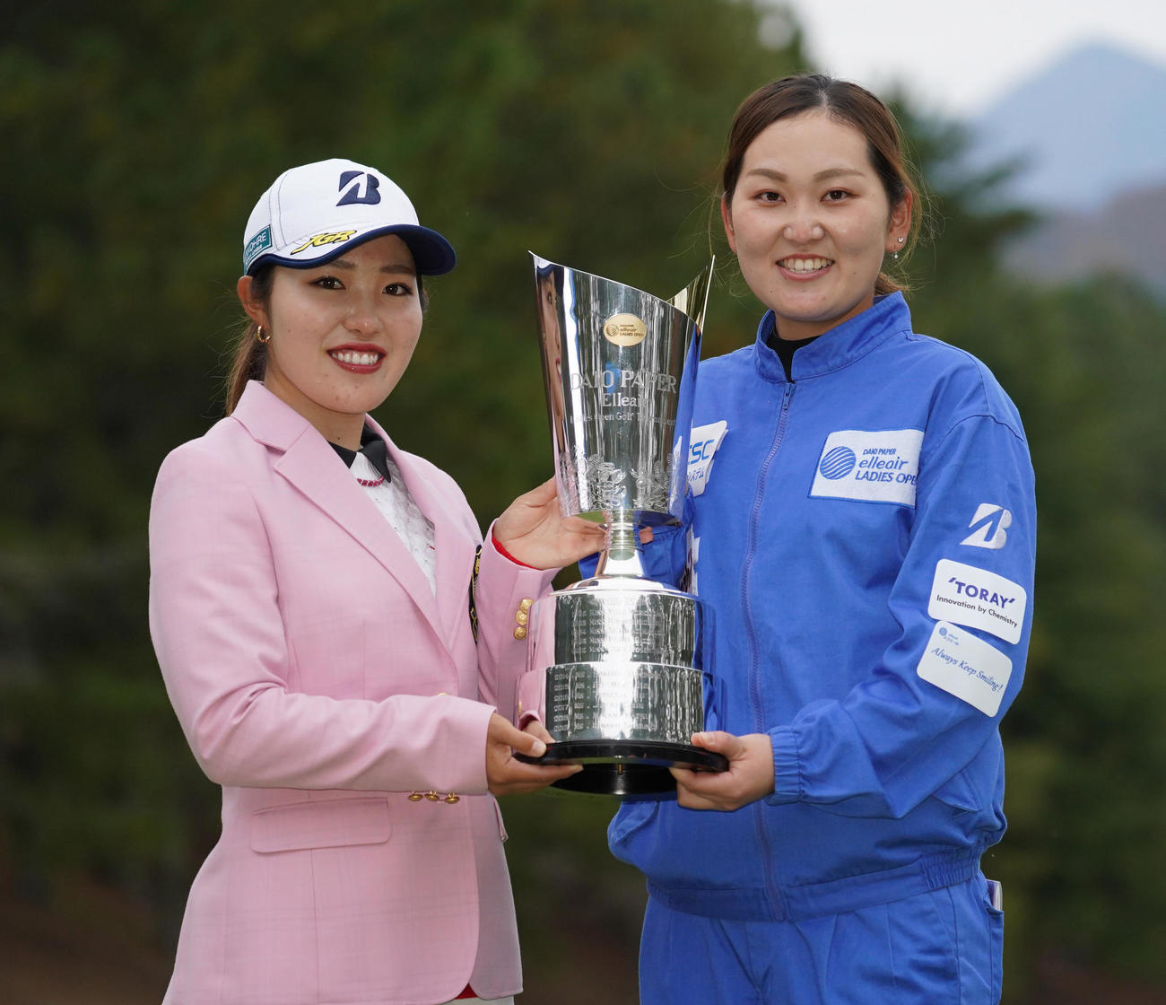 大王製紙エリエールレディス最終日　通算15アンダーで2週連続優勝を飾り北岡美咲キャディー（右）と記念撮影を行う古江彩佳（撮影・清水貴仁）