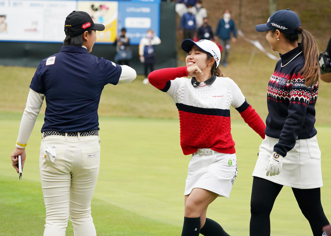 18番、2週連続優勝を飾り笹生優花（左）と肘タッチを交わす古江彩佳（中央）、右は菊地絵理香（撮影・清水貴仁）