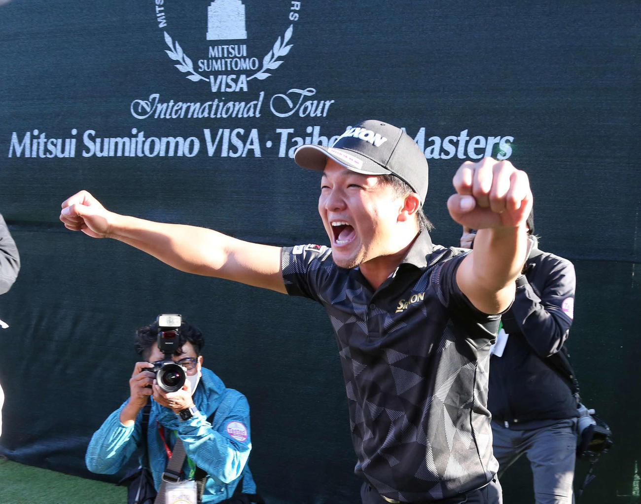 アー初優勝を果たして、仲間が待ち受ける輪に駆け込む香妻陣一朗（2020年11月15日撮影）