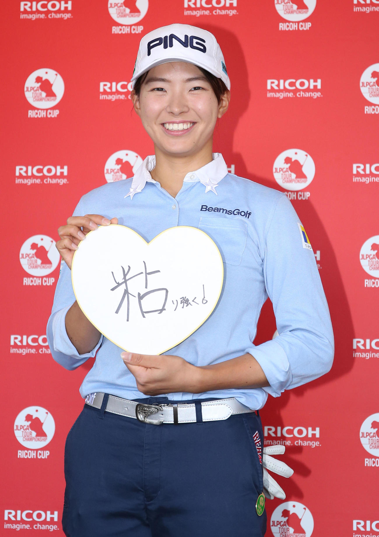 JLPGAツアー選手権リコー杯・練習ラウンド　練習を終えた渋野日向子は、2020年を表す漢字を「粘」と書いて笑顔を見せる（撮影・上山淳一）