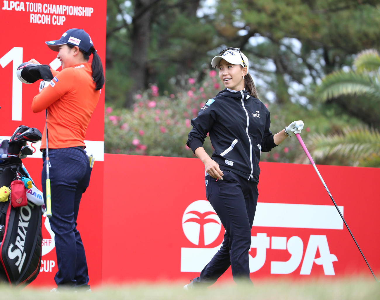 リコー杯・練習ラウンド　11番で笑顔を見せる上田（右）と小祝（撮影・上山淳一）