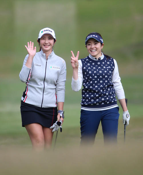 リコー杯・練習ラウンド　17番、笑顔でラウンドするペ・ソンウ（左）と仲宗根（撮影・上山淳一）