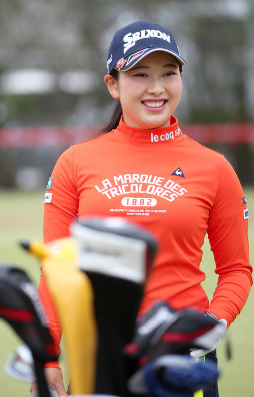 リコー杯・練習ラウンド　スタート前、笑顔を見せる小祝（撮影・上山淳一）
