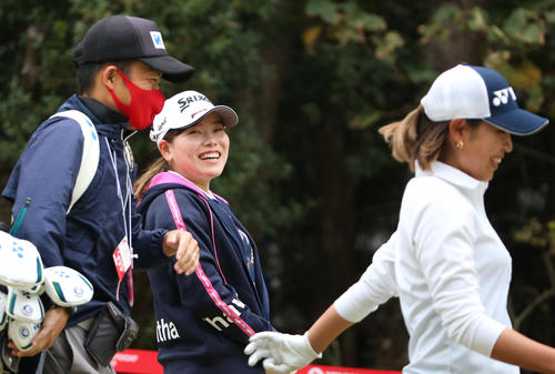 リコー杯・練習ラウンド　1番、ティーショットを放ち笑顔で移動する若林舞衣子（右）と勝みなみ（撮影・上山淳一）