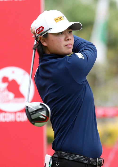 リコー杯・練習ラウンド　1番、ティーショットを放つ笹生（撮影・上山淳一）