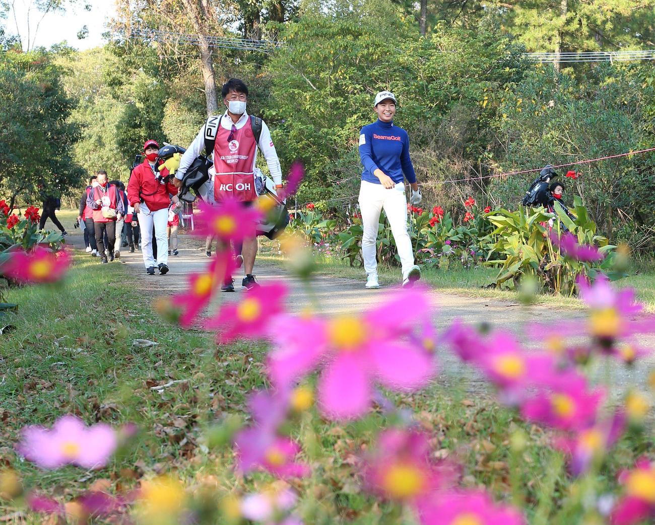渋野日向子（右）は笑顔で2番へ移動する（撮影・上山淳一）