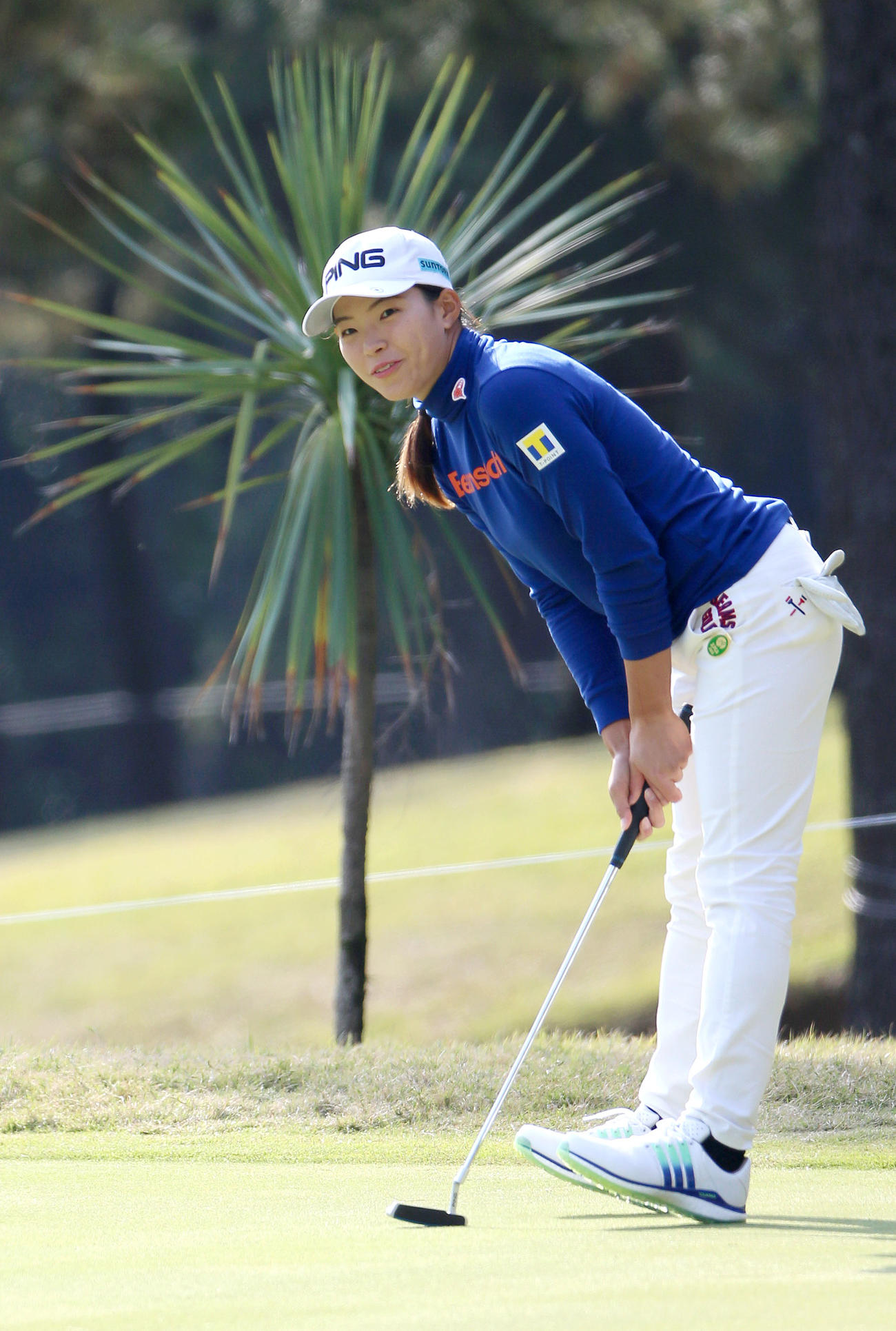 9番、イーグルパットを決め笑顔を見せる渋野日向子（撮影・上山淳一）