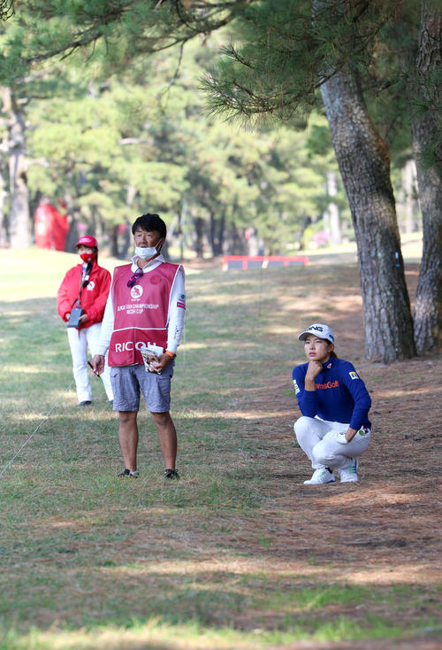 17番、林の入り口に球が入り考え込む渋野日向子（撮影・上山淳一）