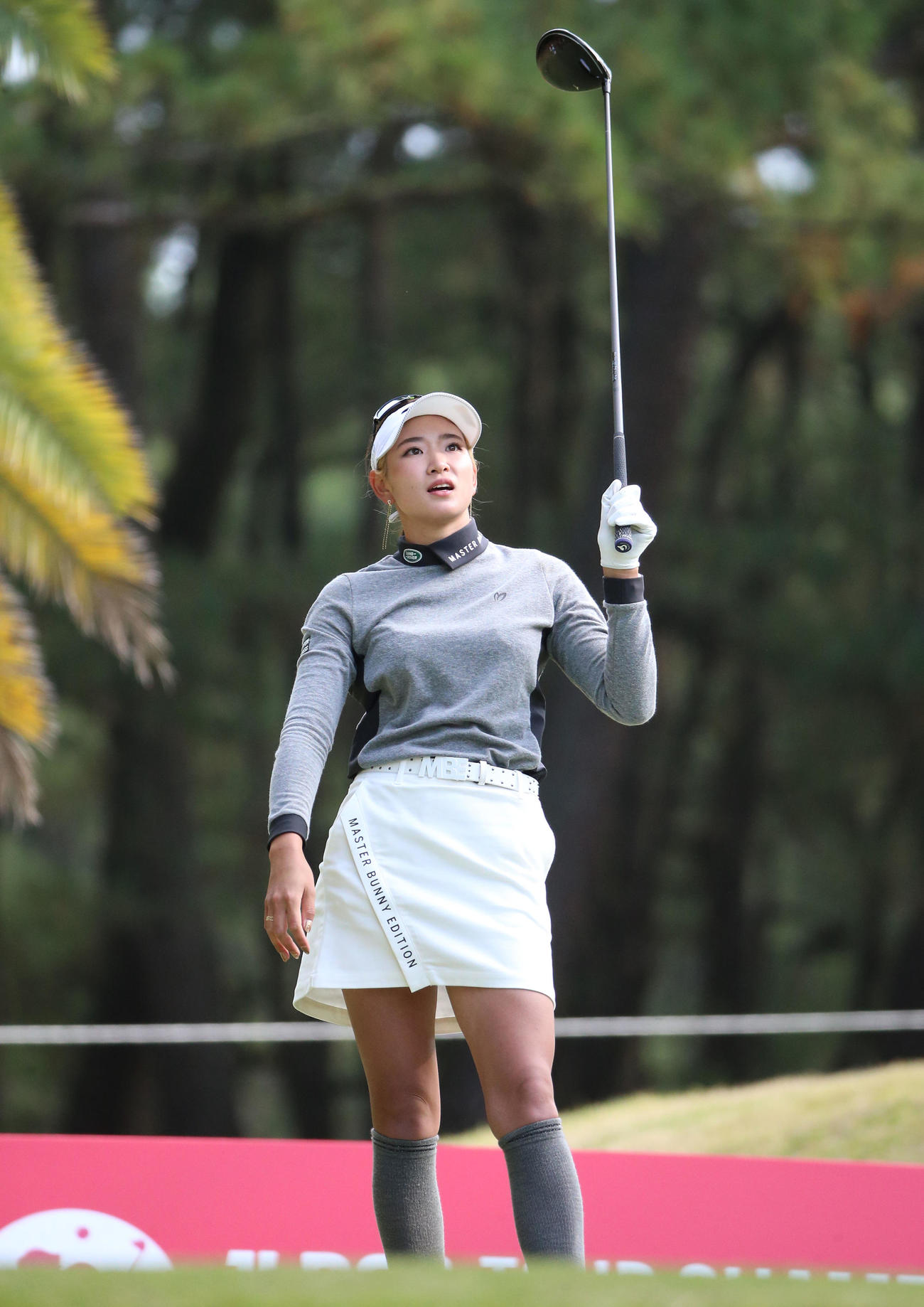 JLPGAツアー選手権リコー杯・初日　18番、ティーショットを放ち打球の行方を見る原（撮影・上山淳一）