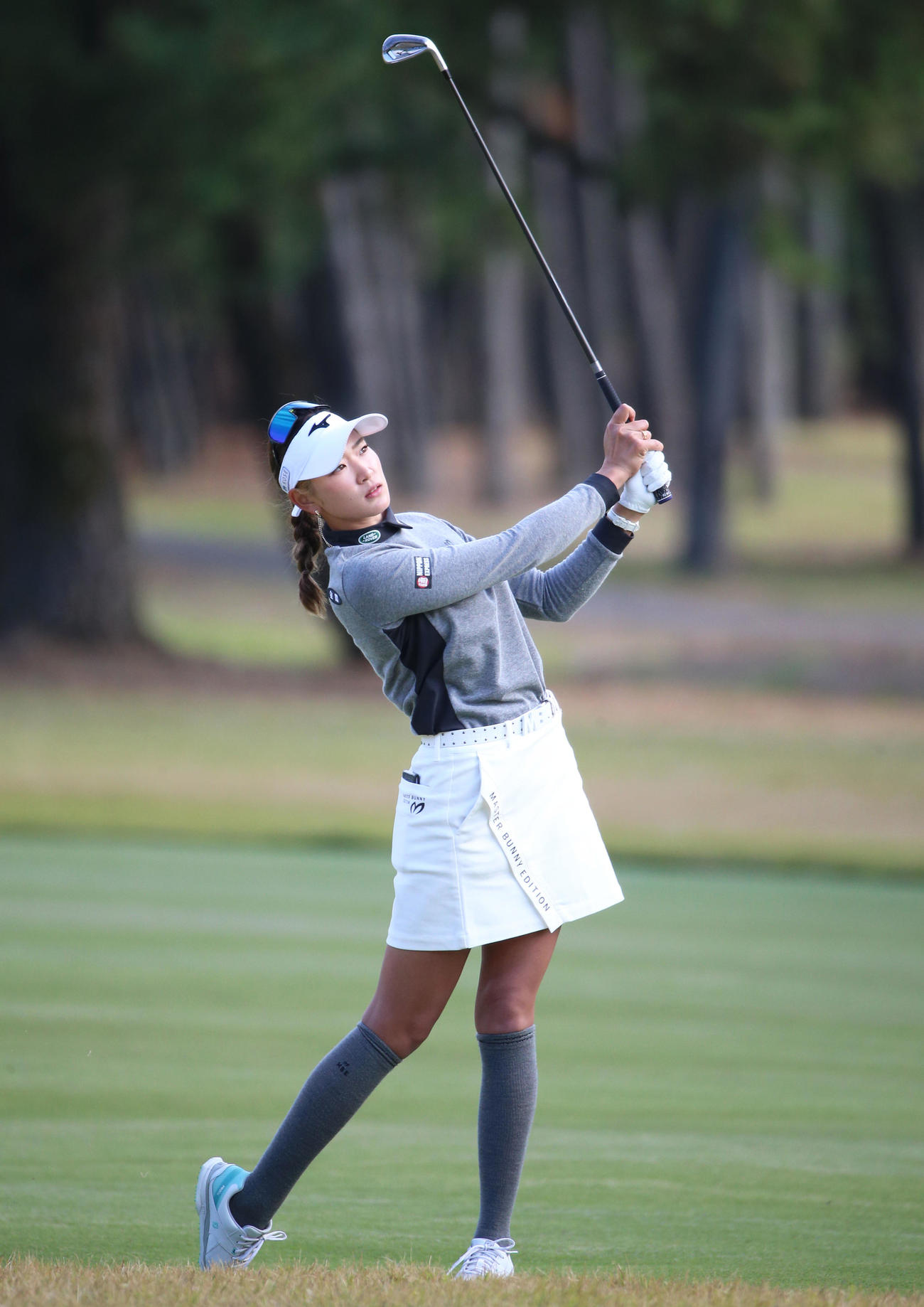 JLPGAツアー選手権リコー杯・初日　18番、セカンドショットを放つ原（撮影・上山淳一）