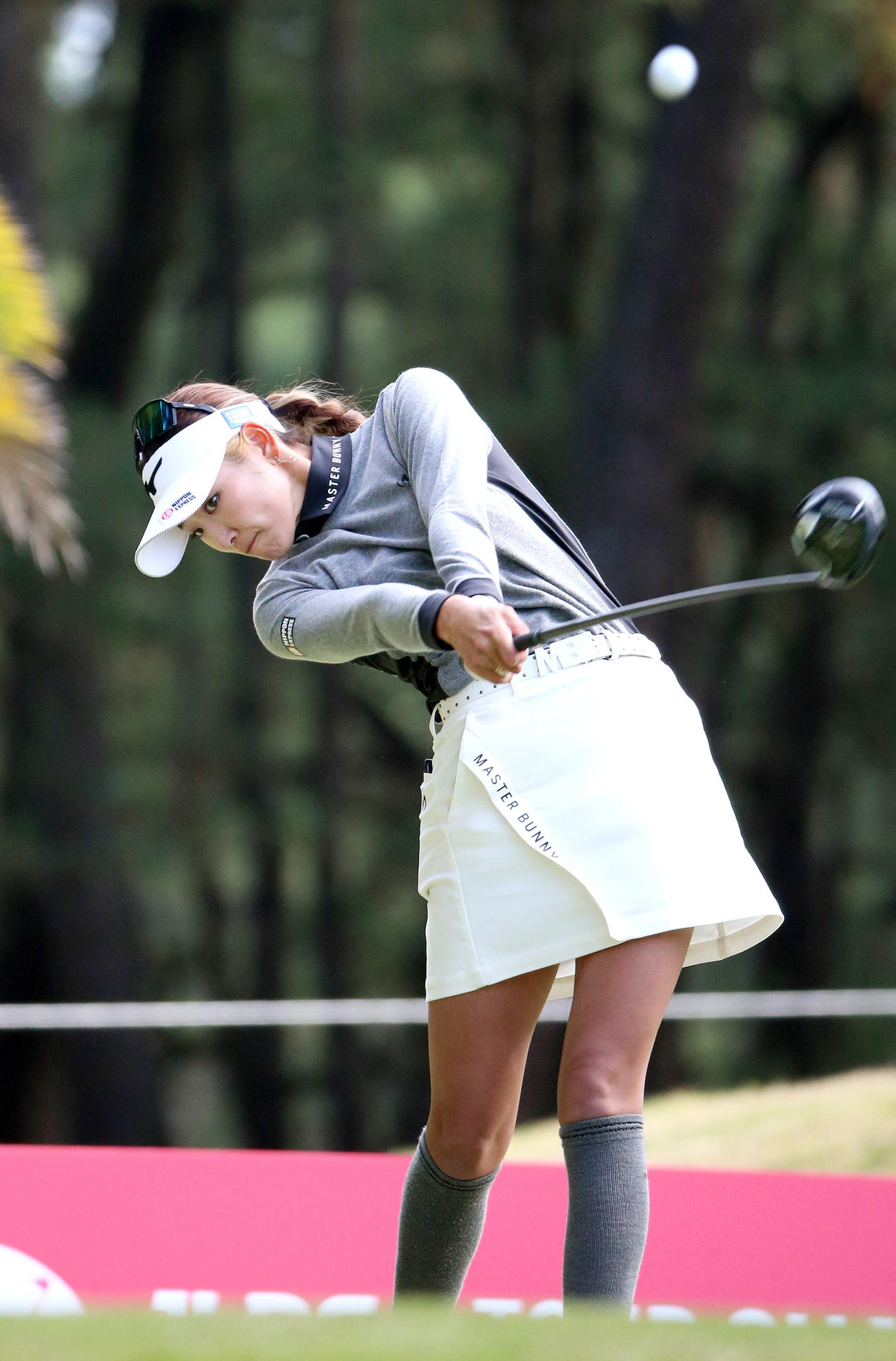 JLPGAツアー選手権リコー杯・初日　18番、ティーショットを放つ原（撮影・上山淳一）