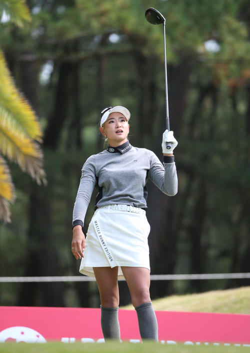 JLPGAツアー選手権リコー杯・初日　18番、ティーショットを放ち打球の行方を見る原（撮影・上山淳一）