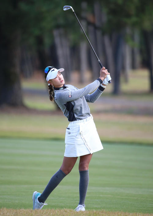 JLPGAツアー選手権リコー杯・初日　18番、セカンドショットを放つ原（撮影・上山淳一）