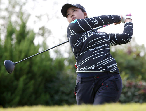 JLPGAツアー選手権リコー杯・初日　10番、鈴木はティーショットを放つ（撮影・上山淳一）