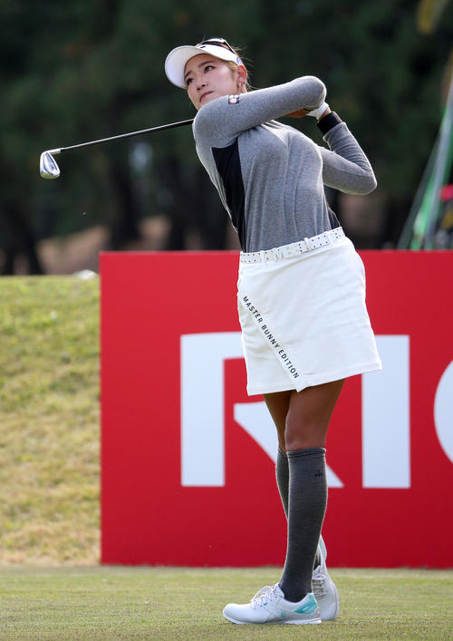 JLPGAツアー選手権リコー杯・初日　16番、ティーショットを放つ原（撮影・上山淳一）