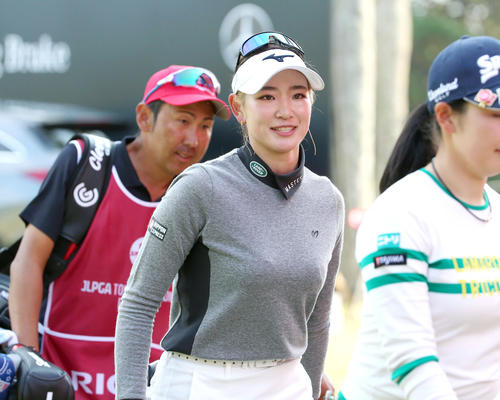 JLPGAツアー選手権リコー杯・初日　原（中央）はホールアウトし笑顔を見せる（撮影・上山淳一）