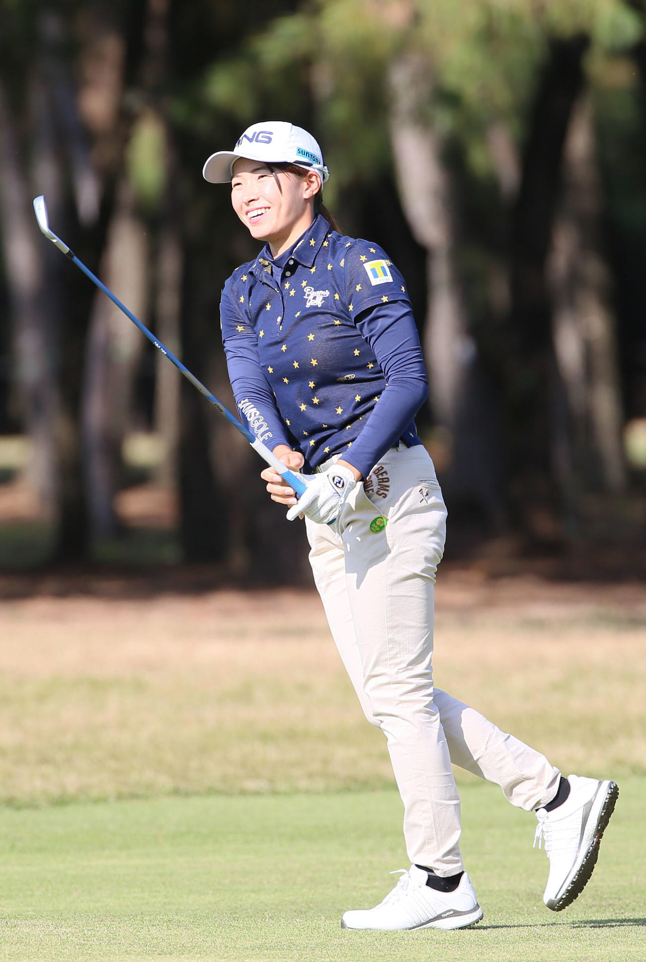 JLPGAツアー選手権リコー杯・2日目　15番、セカンドショットを放ち打球を見る渋野日向子（撮影・上山淳一）