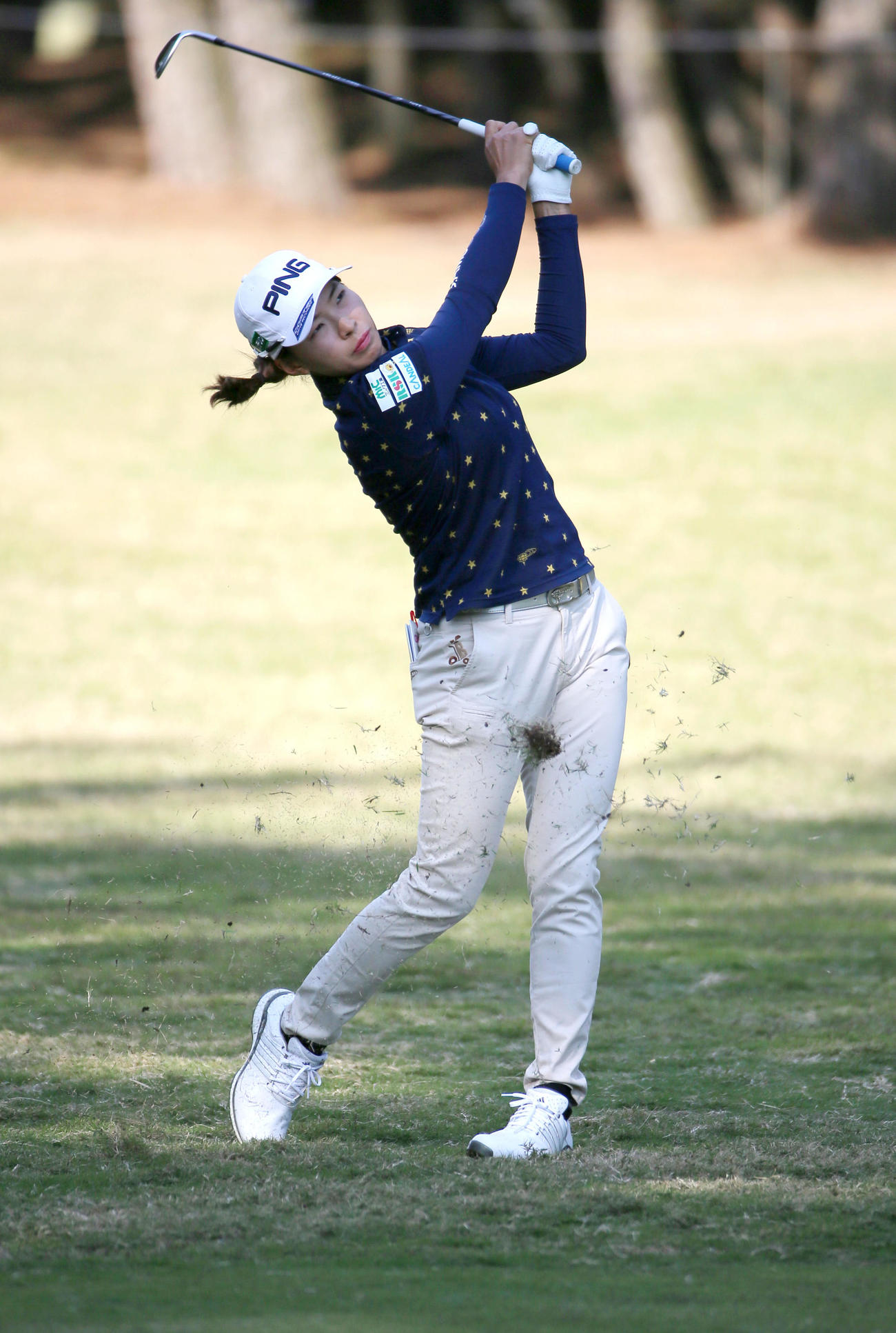JLPGAツアー選手権リコー杯・2日目　17番、セカンドショットを放つ渋野日向子（撮影・上山淳一）＝2020年11月27日、宮崎カントリークラブ