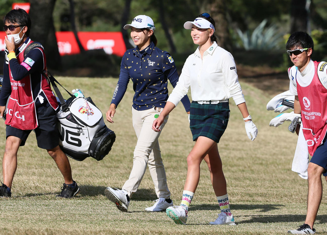 JLPGAツアー選手権リコー杯・2日目　15番、ティーショットを放ちセカンド地点へ向かう渋野日向子（左から2人目）と原英莉花（撮影・上山淳一）