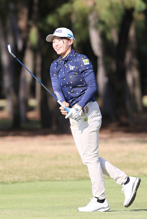 JLPGAツアー選手権リコー杯・2日目　15番、セカンドショットを放ち打球を見る渋野日向子（撮影・上山淳一）