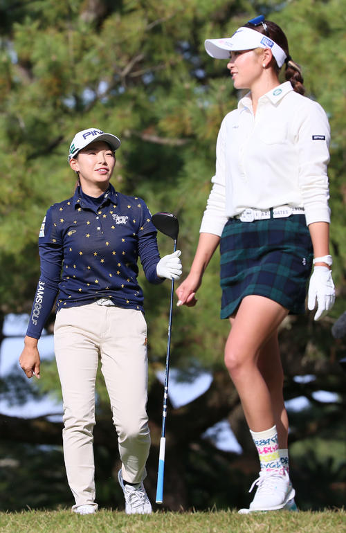 15番、ティーショットを放ち話しながら移動する渋野日向子（左）と原英莉花（撮影・上山淳一）