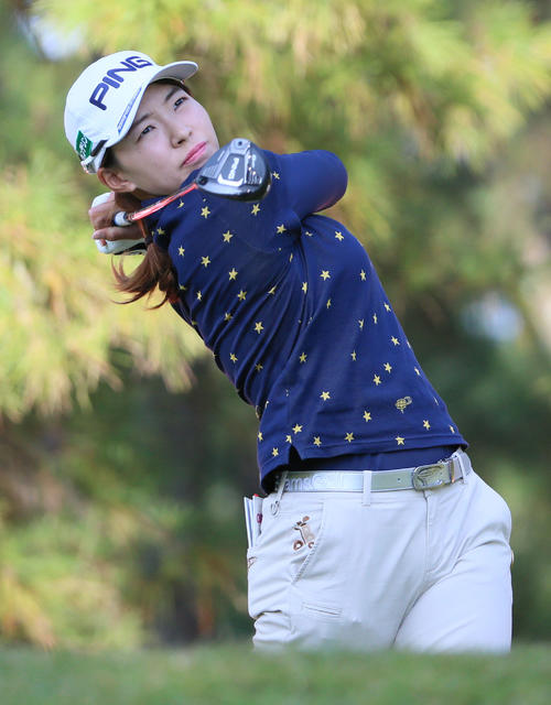 JLPGAツアー選手権リコー杯・2日目　17番、ティーショットを放つ渋野日向子（撮影・上山淳一）