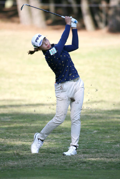 JLPGAツアー選手権リコー杯・2日目　17番、セカンドショットを放つ渋野日向子（撮影・上山淳一）＝2020年11月27日、宮崎カントリークラブ