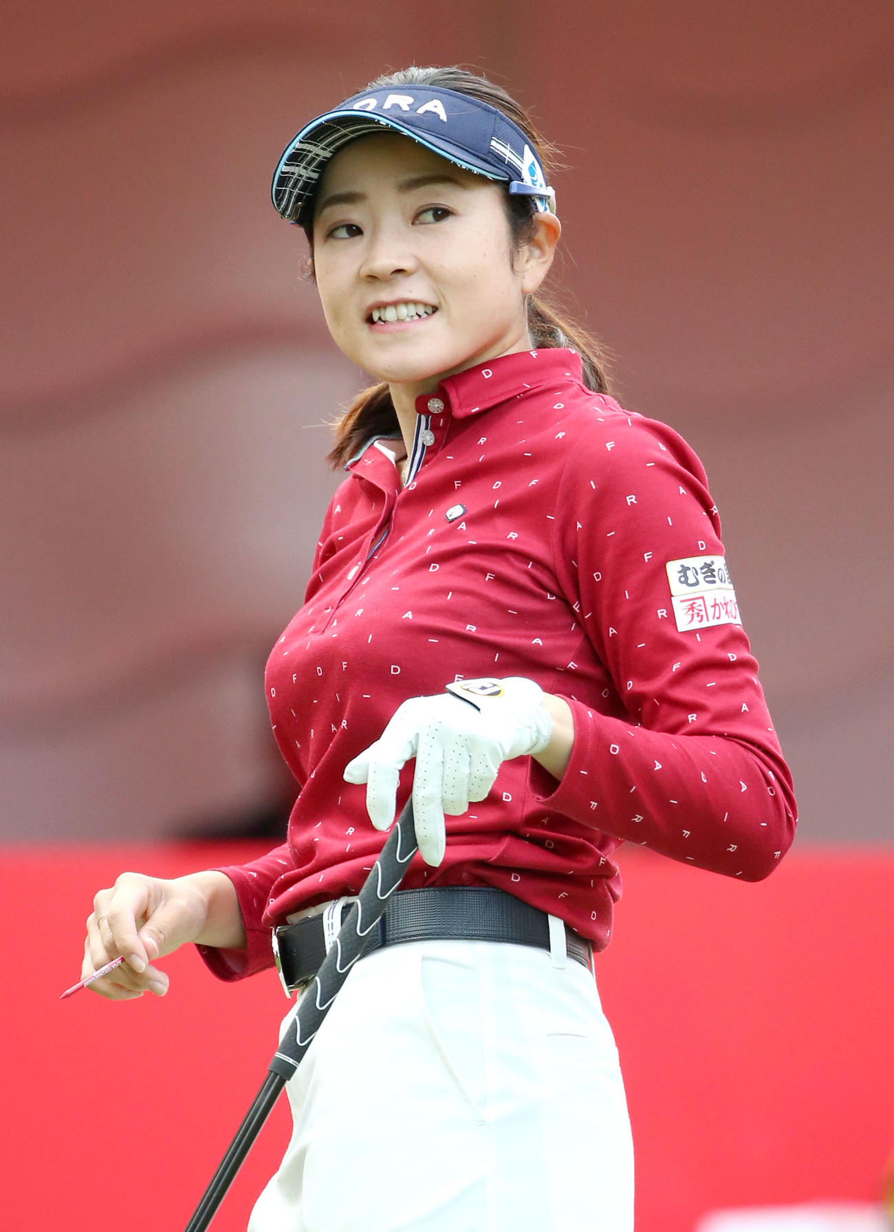 1番、ティーショットを放ち笑顔を見せる仲宗根澄香（撮影・上山淳一）