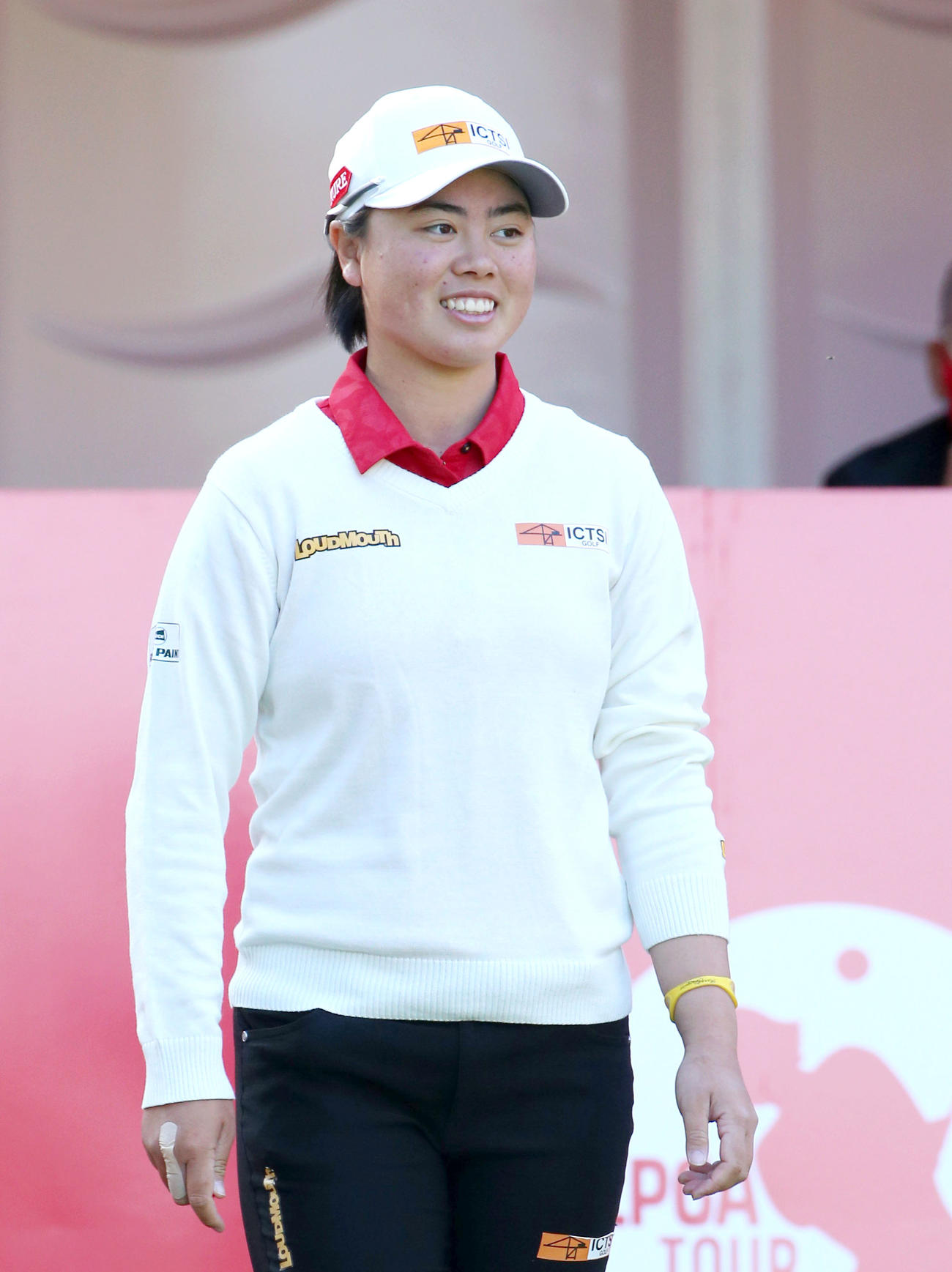 JLPGAツアー選手権リコー杯・2日目　1番、ティーショットを前に笑顔を見せる笹生優花（撮影・上山淳一）