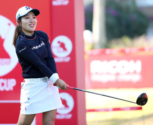 1番、ティーショットを放つ古江彩佳（撮影・上山淳一）