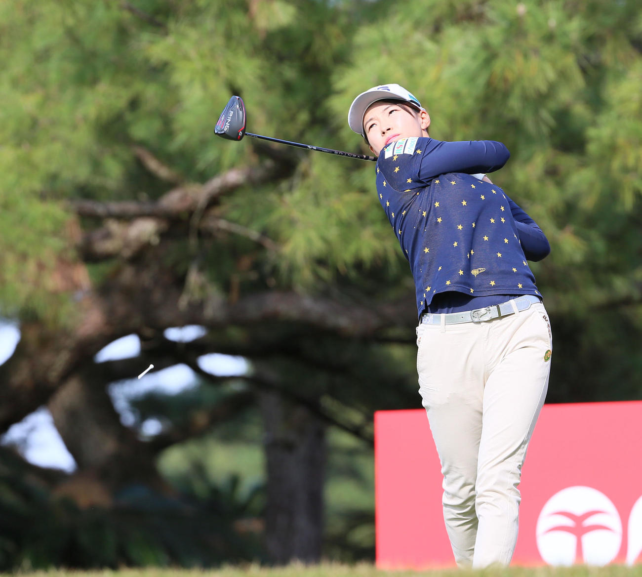 15番、ティーショットを放つ渋野日向子（撮影・上山淳一）