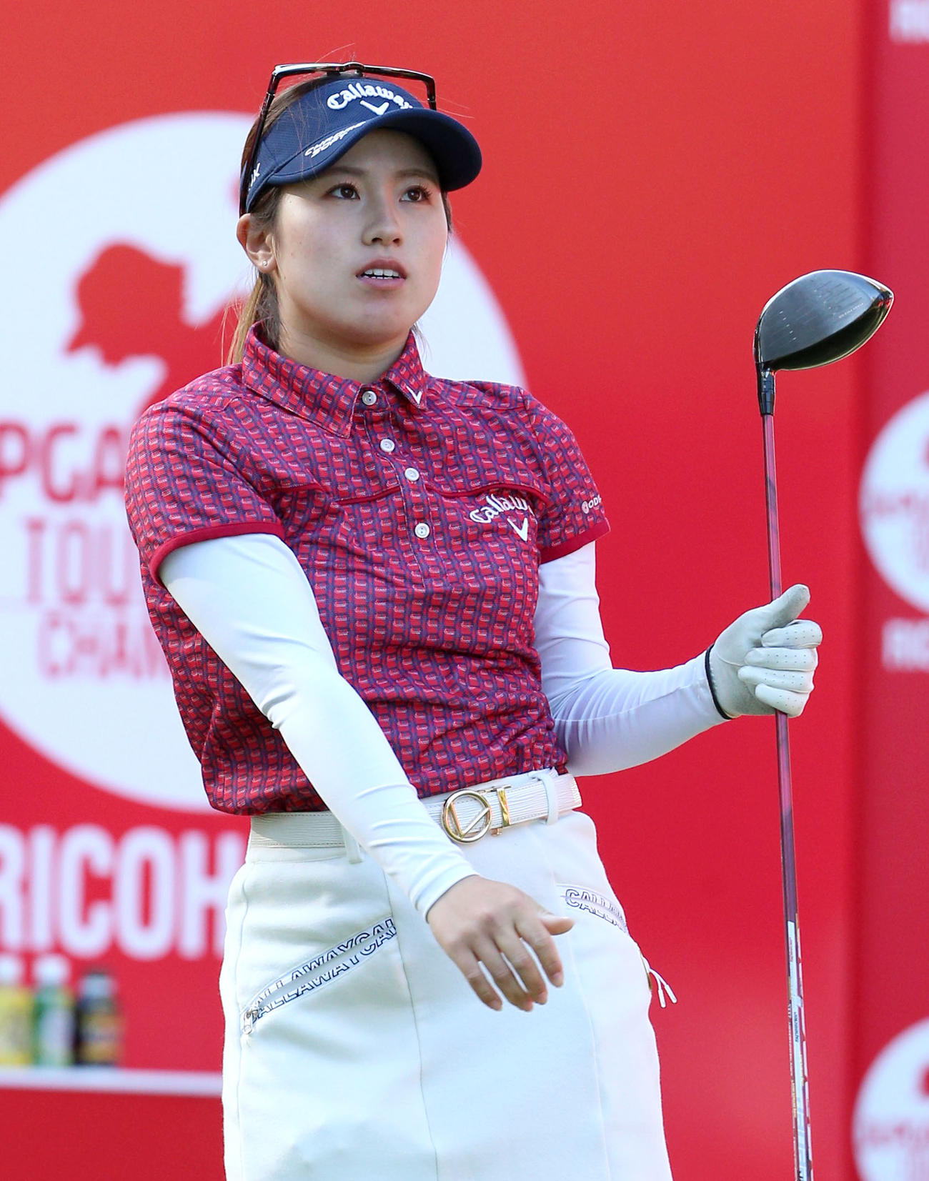 1番、ティーショットを放ち打球を見る西村優菜（撮影・上山淳一）