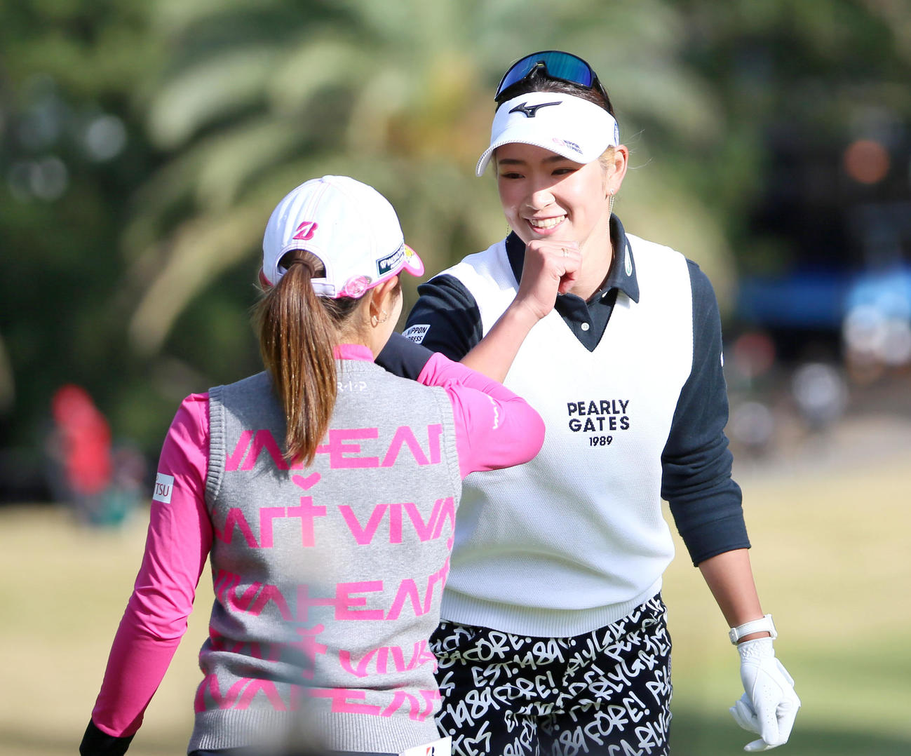 JLPGAツアー選手権リコー杯・3日目　ホールアウトし、ひじタッチする原英莉花（右）と古江彩佳（撮影・上山淳一）