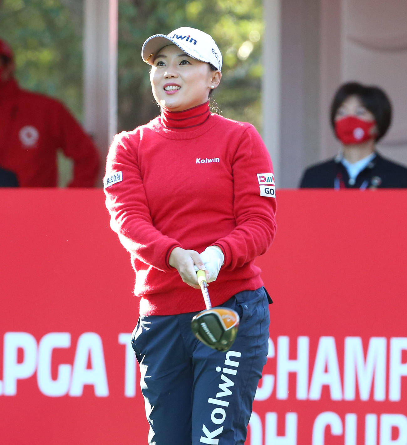 JLPGAツアー選手権リコー杯・第3日　1番、ティーショットを放つイ・ナリ（撮影・上山淳一）