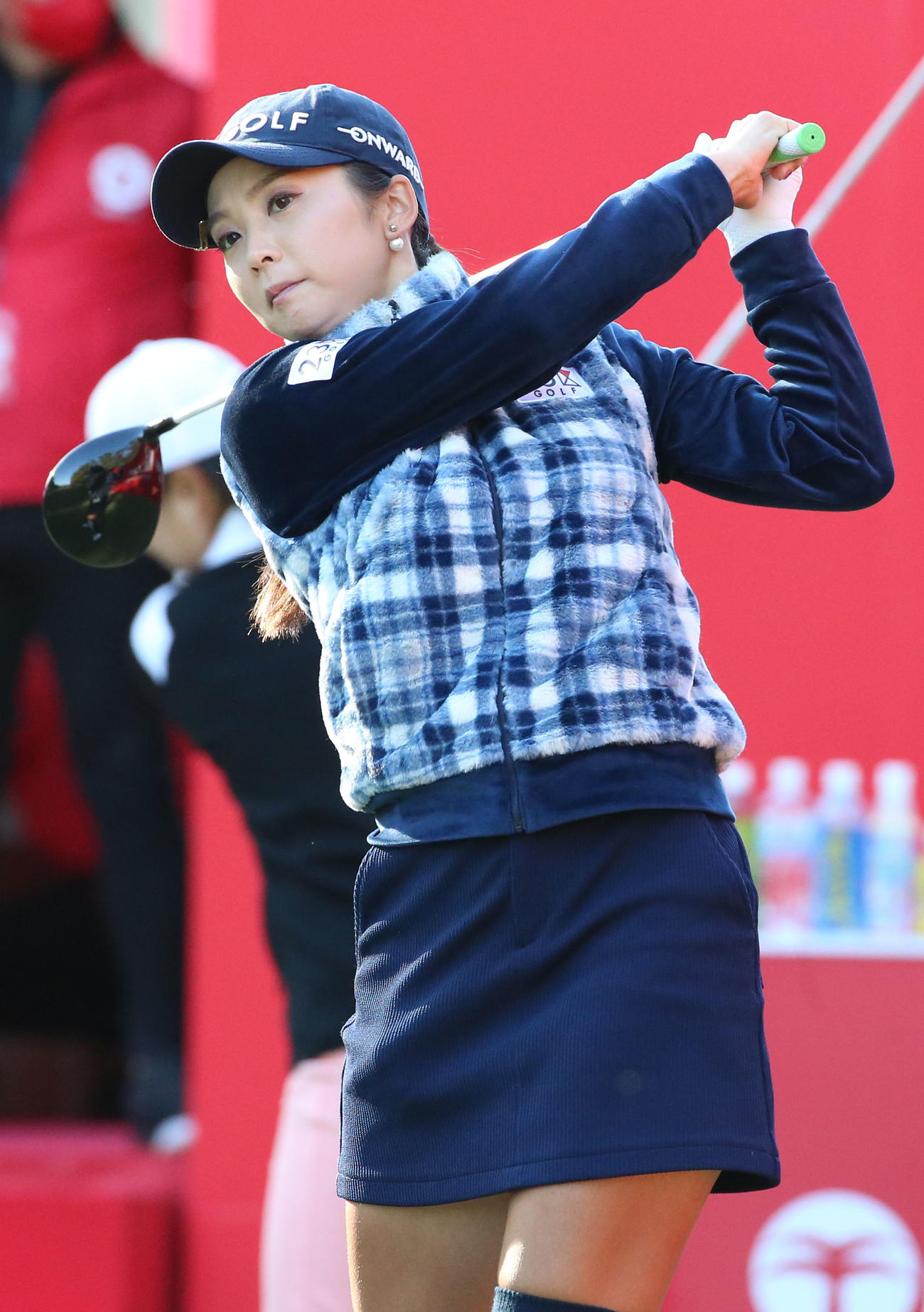 JLPGAツアー選手権リコー杯・第3日　1番、ティーショットの準備をする菊地絵理香（撮影・上山淳一）