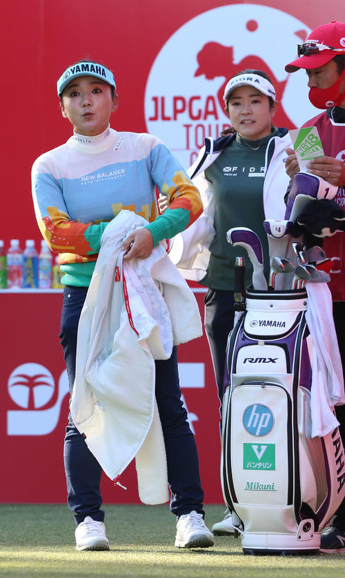 JLPGAツアー選手権リコー杯・第3日　1番、スタートの準備をする有村智恵（左）と仲宗根澄香（撮影・上山淳一）