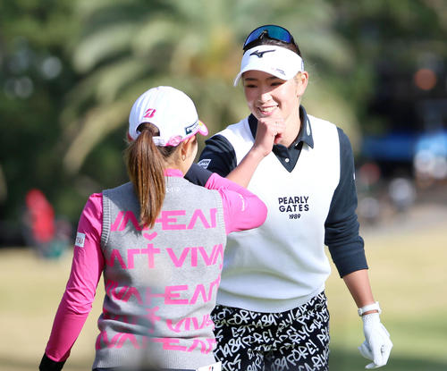 JLPGAツアー選手権リコー杯・3日目　ホールアウトし、ひじタッチする原英莉花（右）と古江彩佳（撮影・上山淳一）