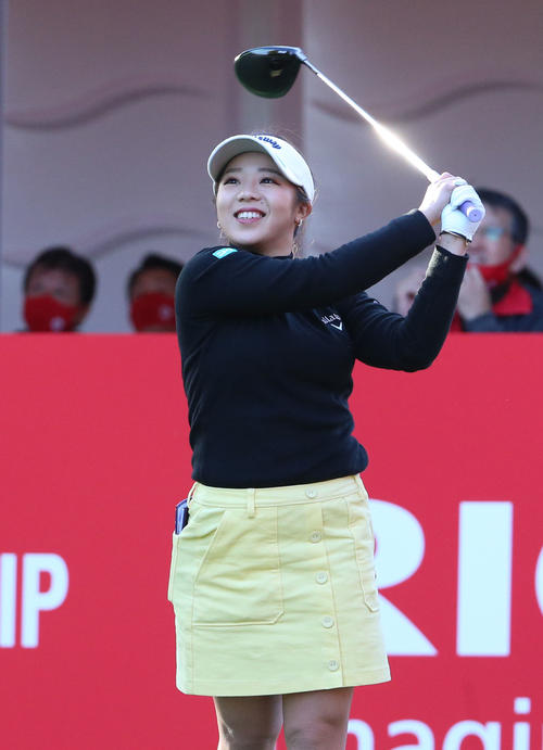 JLPGAツアー選手権リコー杯・第3日　1番、ティーショットを放つ田中瑞希（撮影・上山淳一）