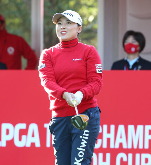JLPGAツアー選手権リコー杯・第3日　1番、ティーショットを放つイ・ナリ（撮影・上山淳一）