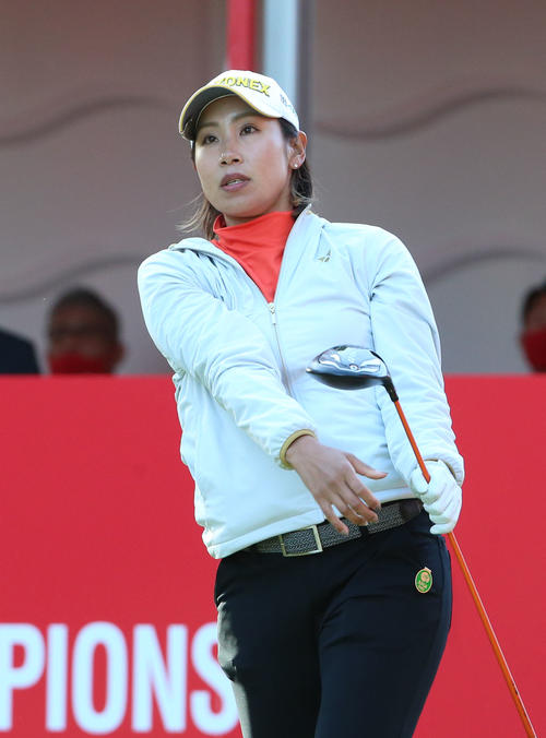 JLPGAツアー選手権リコー杯・第3日　1番、ティーショットを放つ若林舞衣子（撮影・上山淳一）