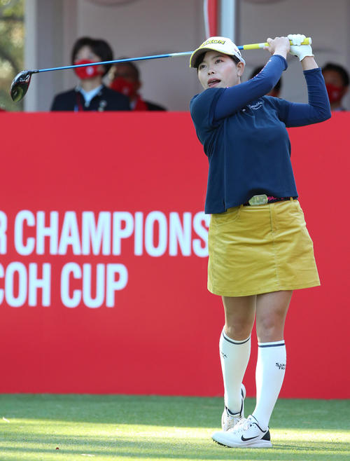 JLPGAツアー選手権リコー杯・第3日　1番、ティーショットを放つ勝みなみ（撮影・上山淳一）