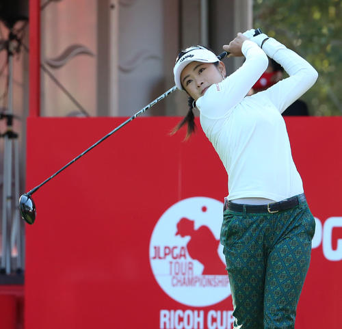 JLPGAツアー選手権リコー杯・第3日　1番、ティーショットを放つ河本結（撮影・上山淳一）
