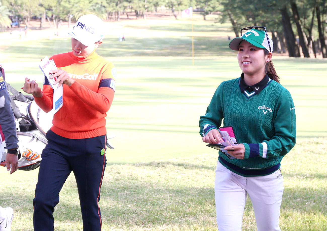 JLPGAツアー選手権リコー杯・3日目　ホールアウトし引き揚げる西村優菜（左）と渋野日向子（撮影・上山淳一）