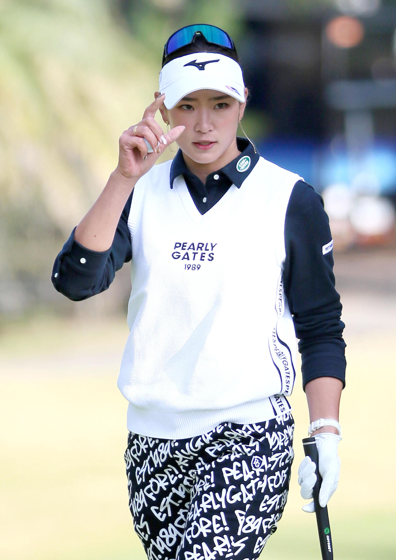 JLPGAツアー選手権リコー杯・3日目　ホールアウトし、あいさつする原英莉花（撮影・上山淳一）