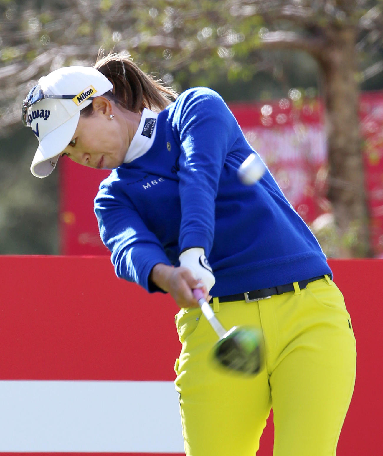 JLPGAツアー選手権リコー杯・3日目　7番、ティーショットを放つ上田桃子（撮影・上山淳一）