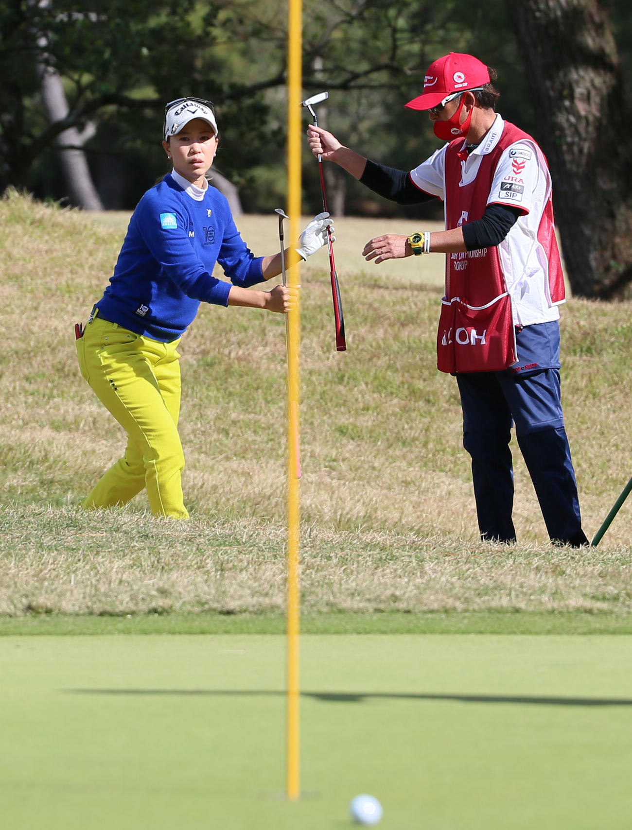 JLPGAツアー選手権リコー杯・3日目　8番、バンカーショットを放ちピンへ寄せる上田桃子（撮影・上山淳一）