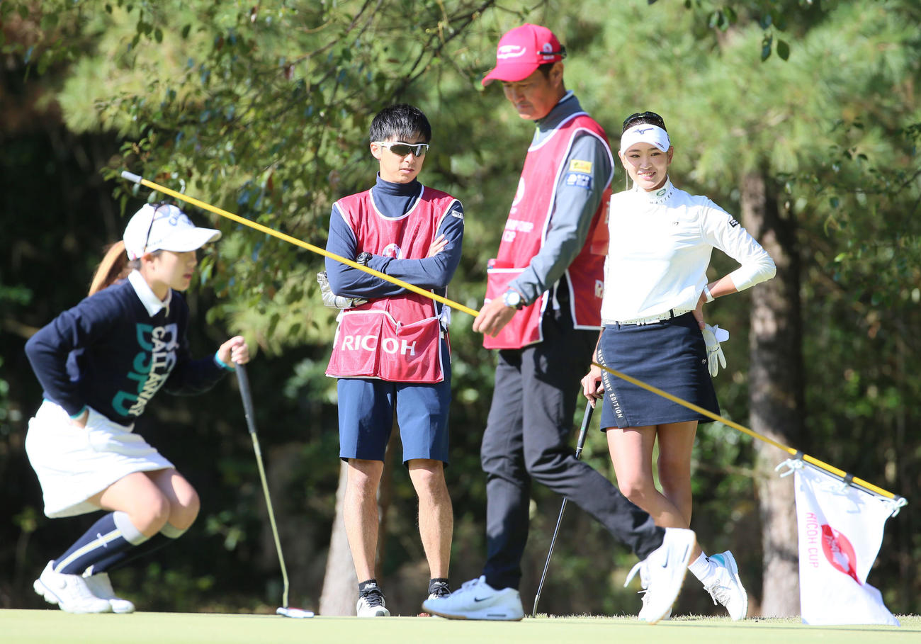 1番、グリーンで笑顔を見せる原英莉花、左は西村優菜（撮影・上山淳一）